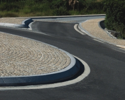 Gold setts with grey curved kerbing.