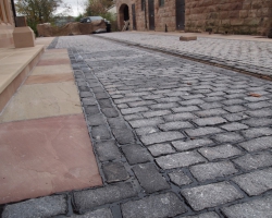 An impressive courtyard in grey and dark grey grouted in asphalt